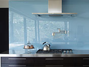 Стеклянный кухонный фартук синего цвета